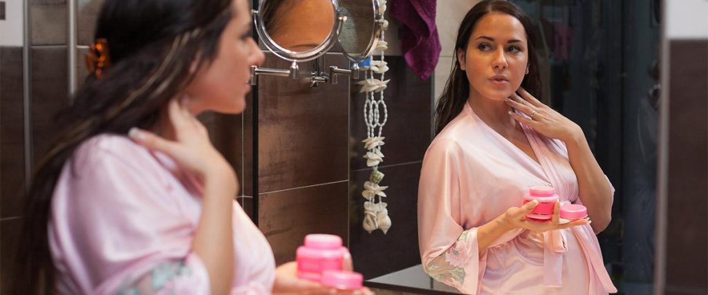 Pregnant women moisturize her skin